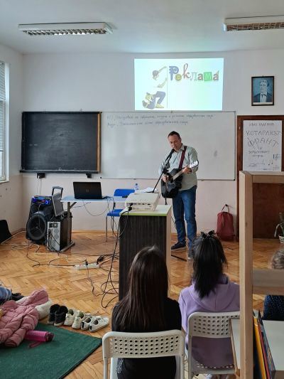 Вълнуваща среща на учениците на Първо училище с писателя Иван Раденков и неговата книга-мюзикъл "Котаракът Франт и загадъчният остров" 10