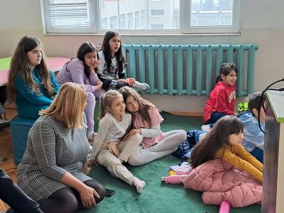 Вълнуваща среща на учениците на Първо училище с писателя Иван Раденков и неговата книга-мюзикъл "Котаракът Франт и загадъчният остров" 11