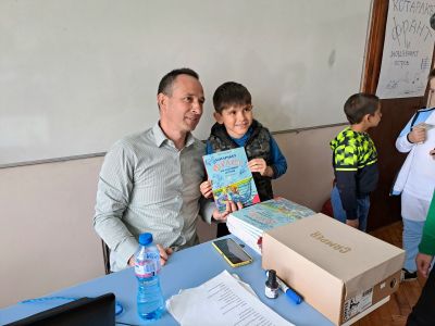 Вълнуваща среща на учениците на Първо училище с писателя Иван Раденков и неговата книга-мюзикъл "Котаракът Франт и загадъчният остров" 13