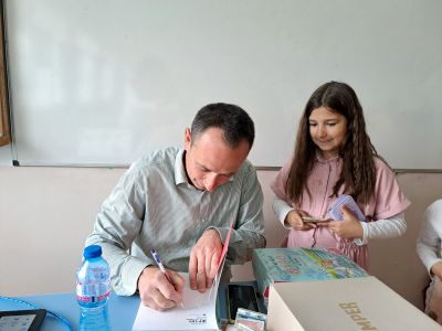Вълнуваща среща на учениците на Първо училище с писателя Иван Раденков и неговата книга-мюзикъл "Котаракът Франт и загадъчният остров" 14