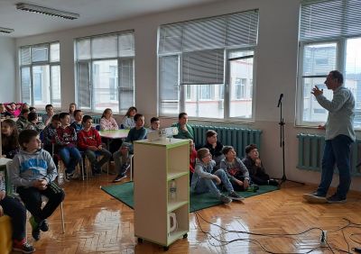 Вълнуваща среща на учениците на Първо училище с писателя Иван Раденков и неговата книга-мюзикъл "Котаракът Франт и загадъчният остров" 17