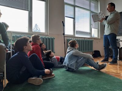 Вълнуваща среща на учениците на Първо училище с писателя Иван Раденков и неговата книга-мюзикъл "Котаракът Франт и загадъчният остров" 18