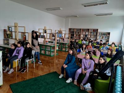 Вълнуваща среща на учениците на Първо училище с писателя Иван Раденков и неговата книга-мюзикъл "Котаракът Франт и загадъчният остров" 2