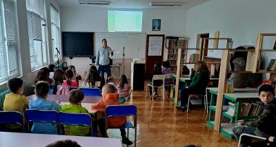 Вълнуваща среща на учениците на Първо училище с писателя Иван Раденков и неговата книга-мюзикъл "Котаракът Франт и загадъчният остров" 4