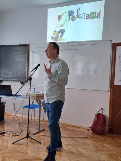 Вълнуваща среща на учениците на Първо училище с писателя Иван Раденков и неговата книга-мюзикъл "Котаракът Франт и загадъчният остров" 6