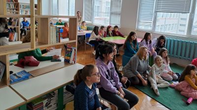Вълнуваща среща на учениците на Първо училище с писателя Иван Раденков и неговата книга-мюзикъл "Котаракът Франт и загадъчният остров" 7