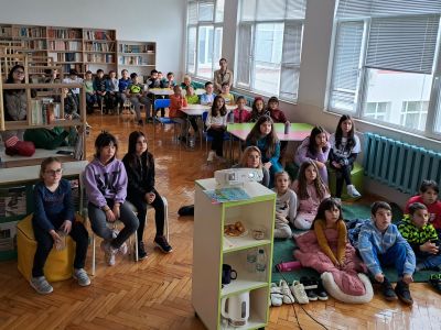 Вълнуваща среща на учениците на Първо училище с писателя Иван Раденков и неговата книга-мюзикъл "Котаракът Франт и загадъчният остров" 8