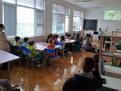 Вълнуваща среща на учениците на Първо училище с писателя Иван Раденков и неговата книга-мюзикъл "Котаракът Франт и загадъчният остров" 9