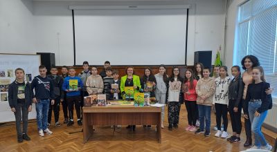 Среща  разговор на учениците на Първо училище с Катя Зографова - най-четения биограф за 2022 година 2