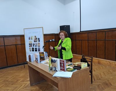 Среща  разговор на учениците на Първо училище с Катя Зографова - най-четения биограф за 2022 година 3