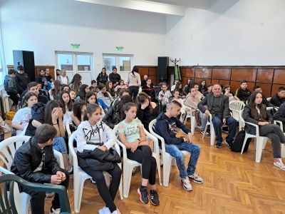 Среща  разговор на учениците на Първо училище с Катя Зографова - най-четения биограф за 2022 година 4