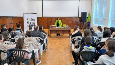 Среща  разговор на учениците на Първо училище с Катя Зографова - най-четения биограф за 2022 година 5
