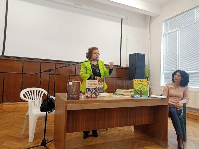 Среща  разговор на учениците на Първо училище с Катя Зографова - най-четения биограф за 2022 година 6