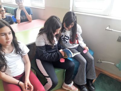 Интересно пътешествие с Нобел и неговия автор - Вяра Тимчева, с изходна точка - библиотеката на Първо училище 8