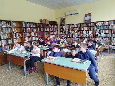 Бинарен урок в Библиотека "Йордан Радичков" с четвъртокласнииците на Първо училище 8