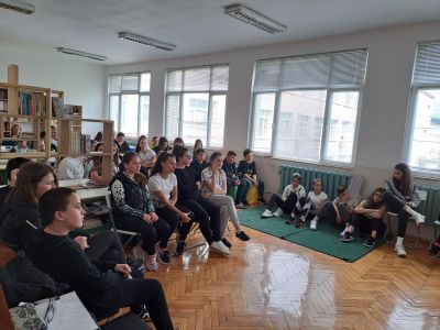 Среща с Константин Петров в училищната библиотека 6